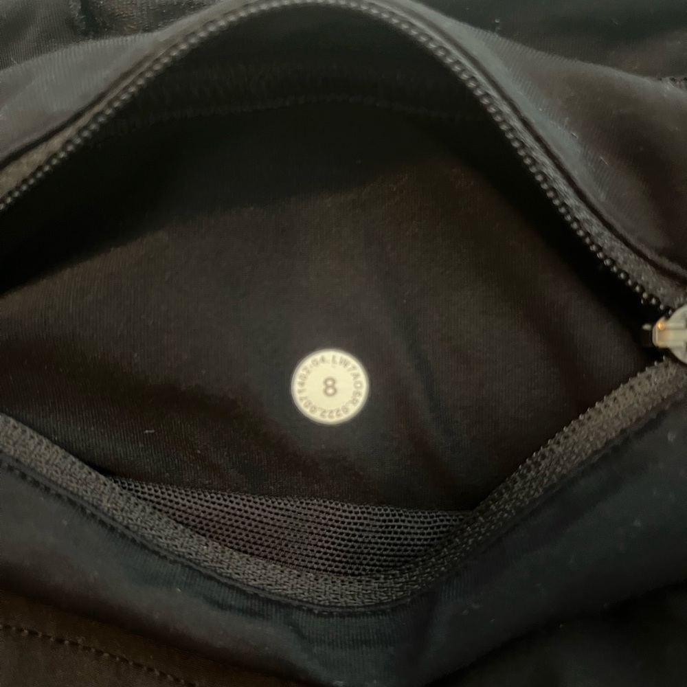 Lululemon size 8 speed up low rise 2.5 inseam BLACK - Picture 3 of 4